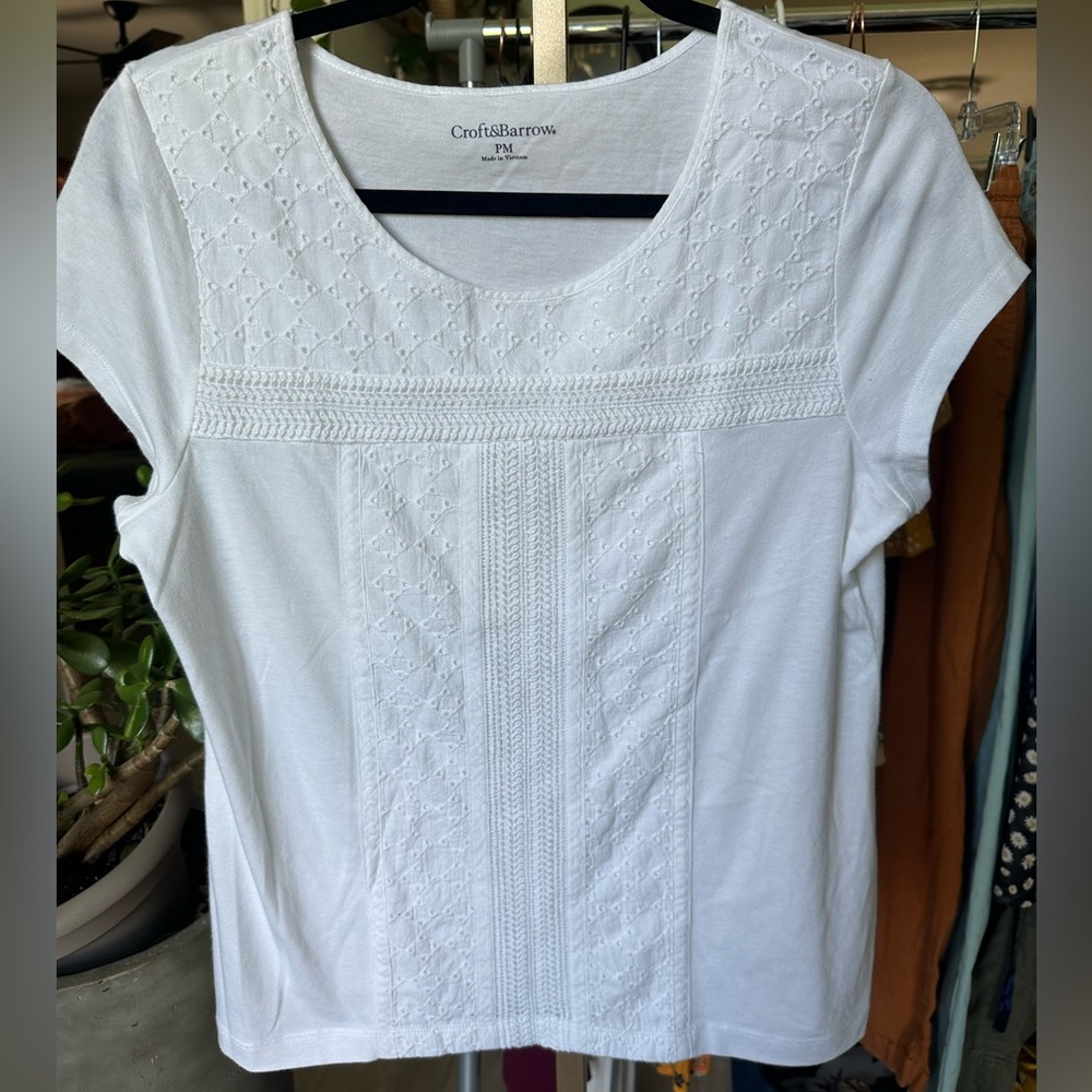 NWOT Croft and Borrow 100% cotton tee shirt with embroidery detail. Size PM